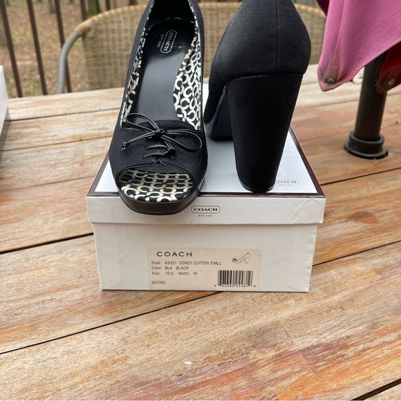 Comfortable Coach peep toe platform! Perfect for spring 🌸 - Picture 2 of 6